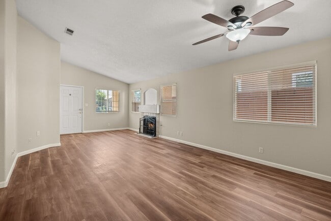Building Photo - Beautiful 3 Bedroom Home