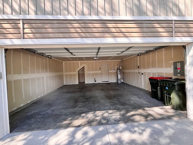 Building Photo - Ready for Move In - Cedar Creek Spacious L...