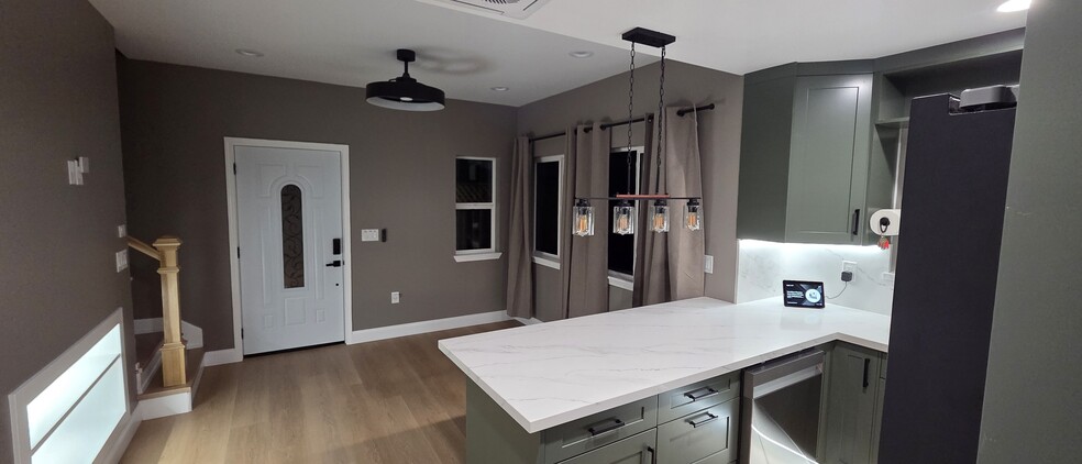 Building Photo - 471 Maplewood Ave