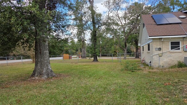 Building Photo - 1600 Southern Oaks Dr