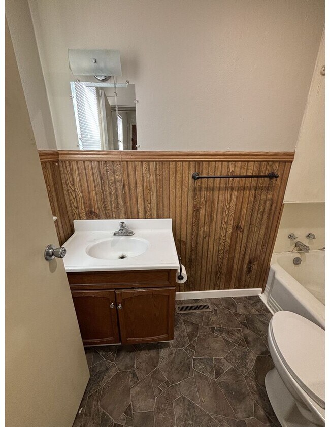 Building Photo - 1313-1315 Green Bay St