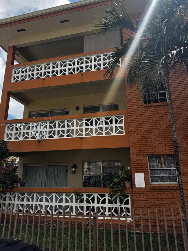 Building Photo - 11840 NE 19th Dr