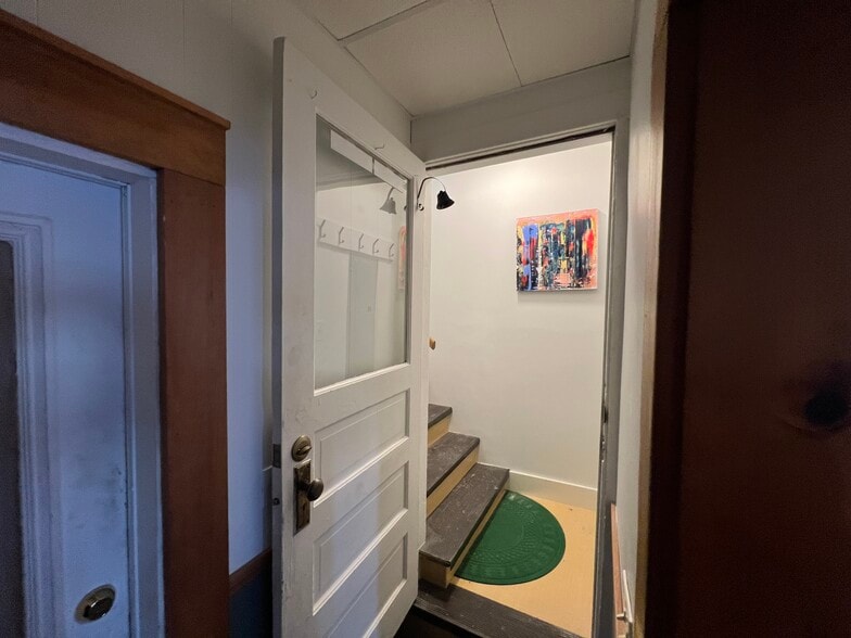 shared mudroom that leads to unit entrance - 39 Burling St