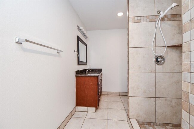 Building Photo - 9806 Larston St