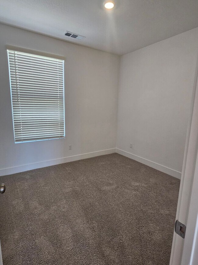 Building Photo - COMING SOON! Gorgeous 3/2 Town Home in Clovis with Solar!