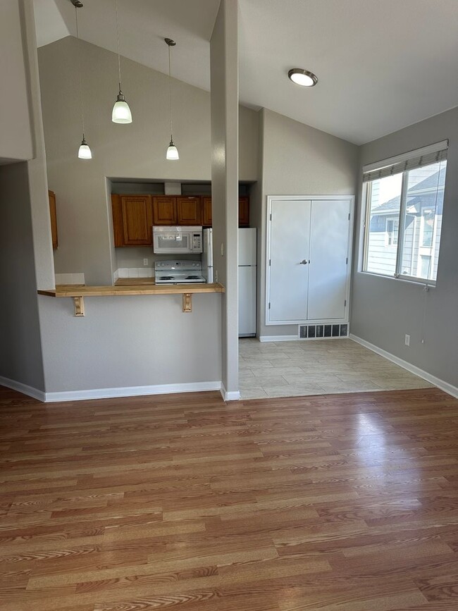 Building Photo - 2nd floor - 2 Bedroom, 2 Bath with garage ...
