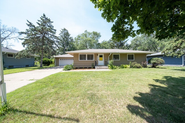 Primary Photo - 10130 Fremont Ave S