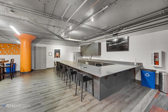 Building Photo - 565 W Quincy St