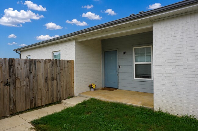 Building Photo - 1796 Riverview Dr