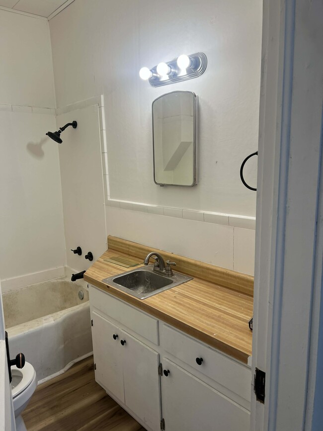 Building Photo - 1403 Goehler Rd SE