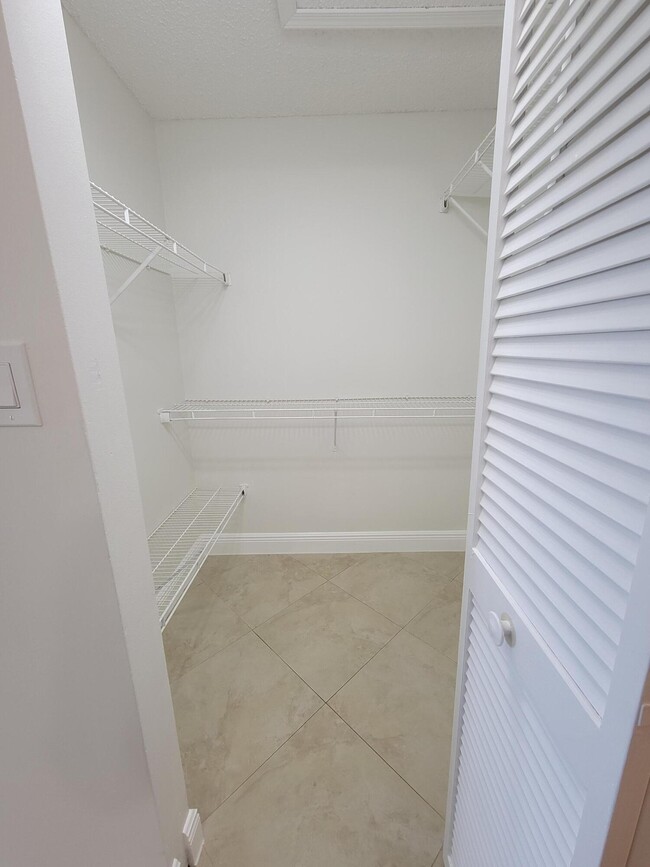 Building Photo - 4208 Glenmoor Dr