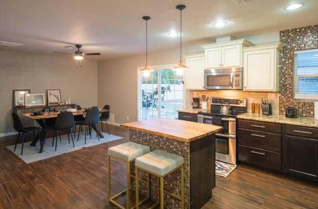 Building Photo - 422 E Balboa Dr