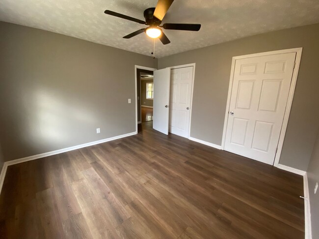 Building Photo - 4 bedroom, 1-1/2 bathroom House in West Rome!