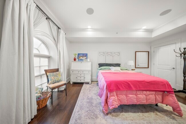 Building Photo - 616 E 4th St