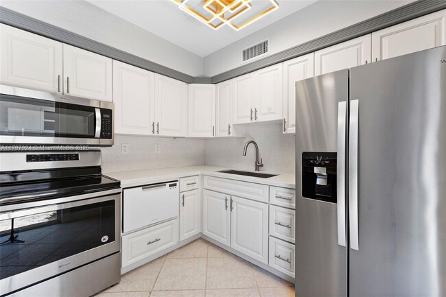 Building Photo - 2508 Bay Dr
