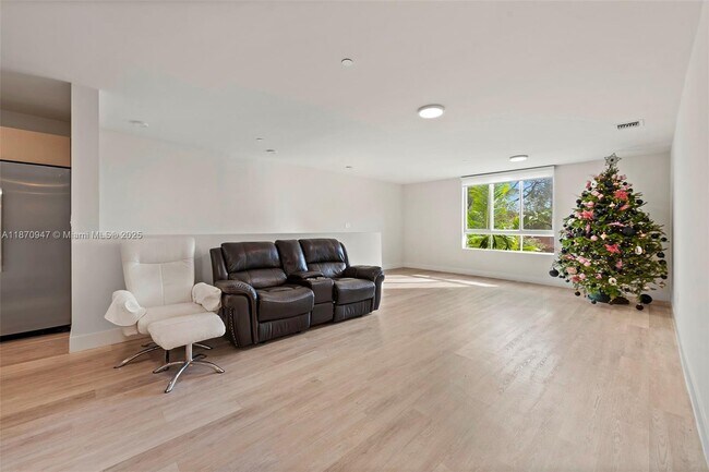 Building Photo - 2505 NE 193rd St