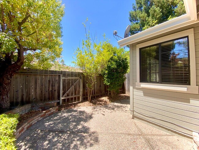 Building Photo - Large, open-concept 2-bedroom home in Mission San Jose!