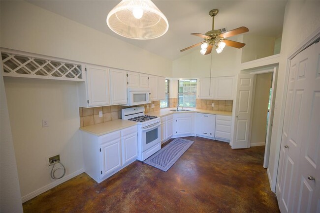 Building Photo - 6000 La Naranja Ln