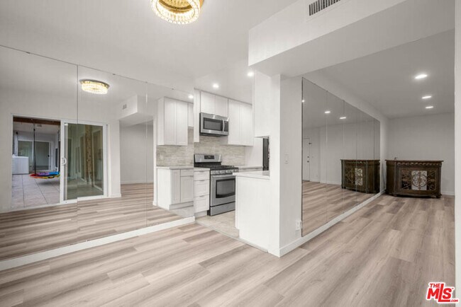 Building Photo - 423 Rexford Dr