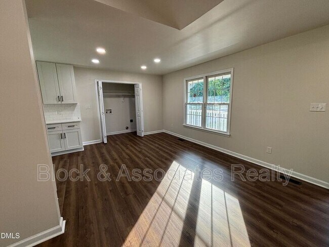 Building Photo - 170 Devin Dr