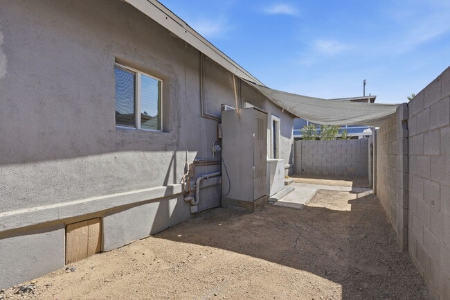 Building Photo - 325 N 15th St