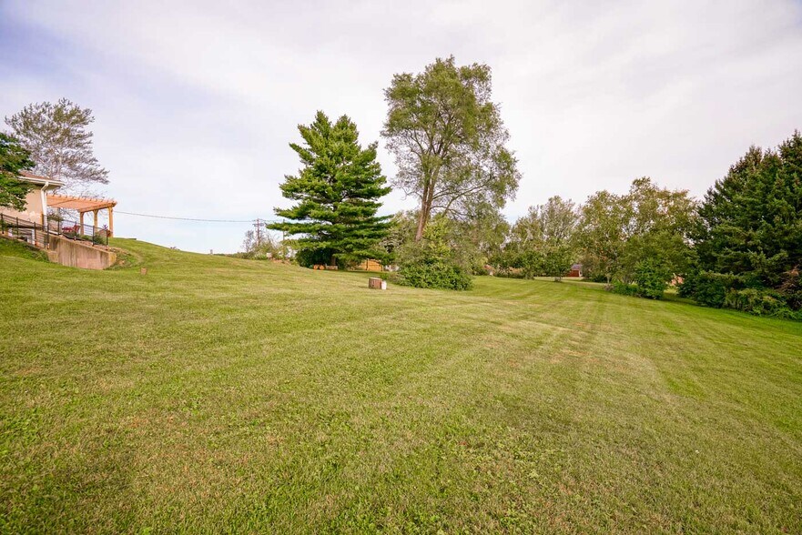 Over 1 acre yard - 4688 Capitol View Rd