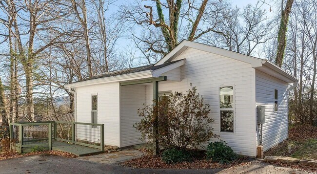 Building Photo - 479 Probart St