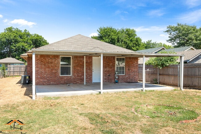 Building Photo - 118 S L Ave