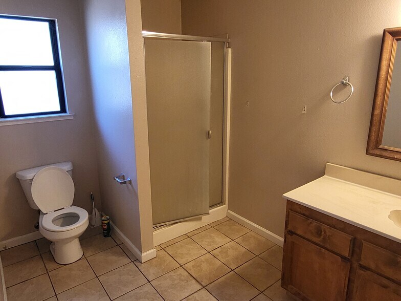 Master Bath - 49739 Road 426
