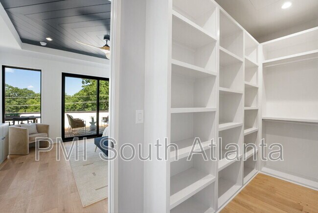 Building Photo - 194 E Lake Terrace SE