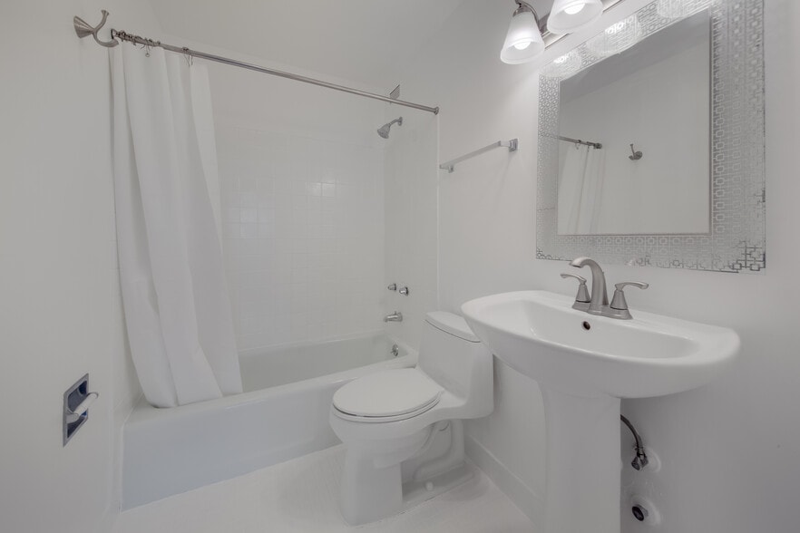 Building Photo - 5415 N Sheridan Rd