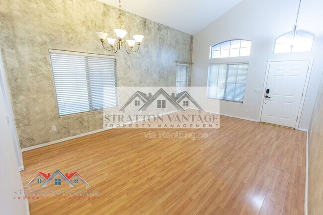 Building Photo - 2805 S Abbey Cir