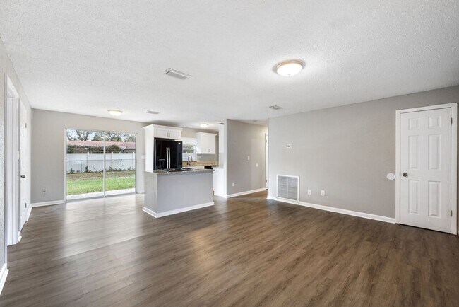 Building Photo - Beautifully renovated 4bdrm/2bath home wit...