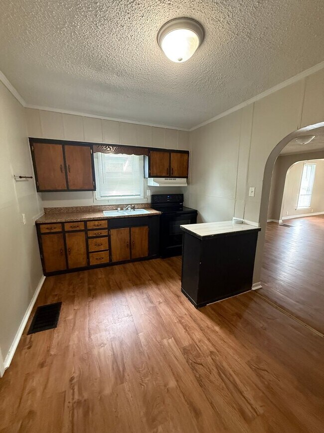 Building Photo - 2 Bed 1 Bath - Off Street Parking/Washer Dryer Hook Up!