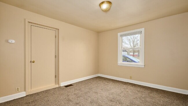 Building Photo - For Rent: 2BR, 1BA duplex (Do not apply without speaking with us first.)