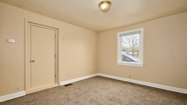 Building Photo - For Rent: 2BR, 1BA duplex