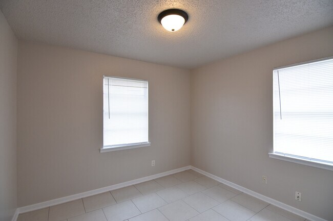 Building Photo - 118 South Dr