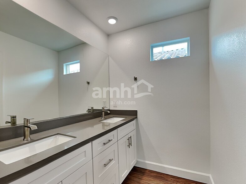 Building Photo - 9128 Ribbon Mdw Ct