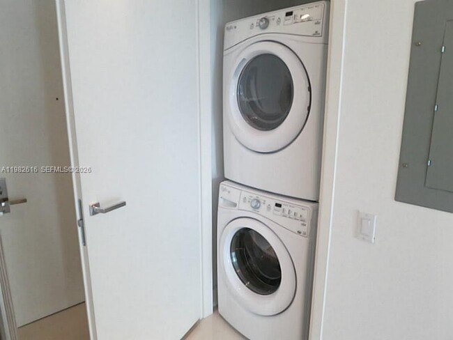 Building Photo - 1300 Brickell Bay Dr