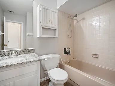 Building Photo - Beautiful Valrico Home | No Carpet + Screened Patio + Bonus Room