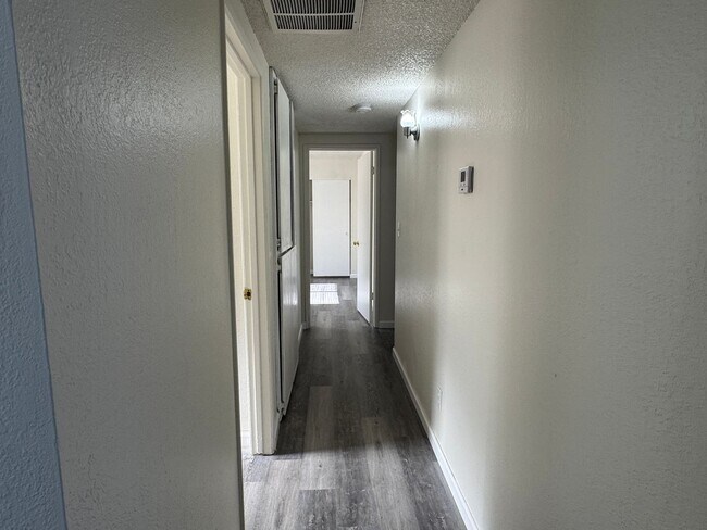Building Photo - Three Bed, Two Bath Home In North Stockton