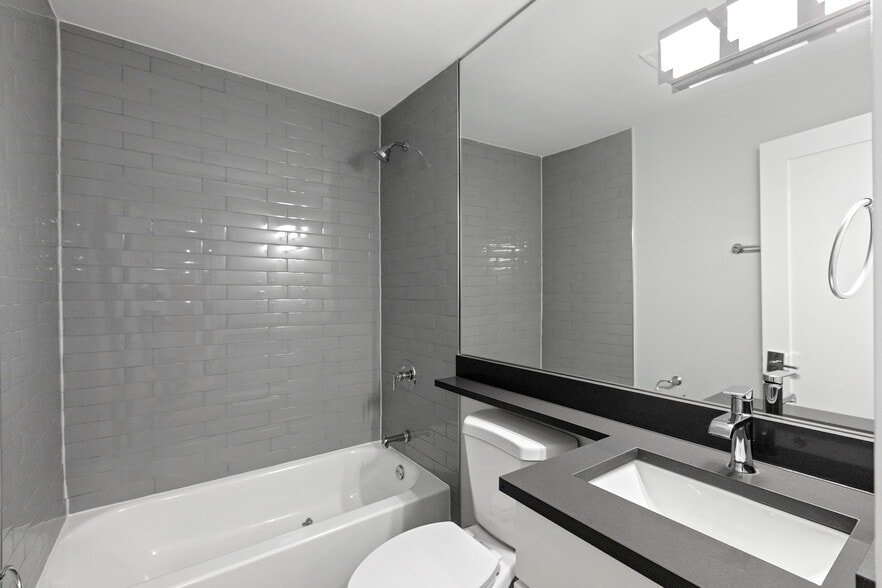 Building Photo - 535 W Aldine Ave