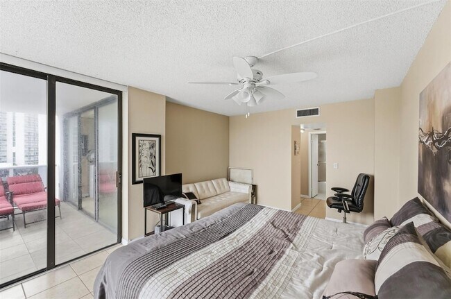 Building Photo - 3675 N Country Club Dr