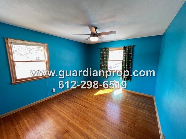 Building Photo - Updated Roseville House on Large Corner Lo...