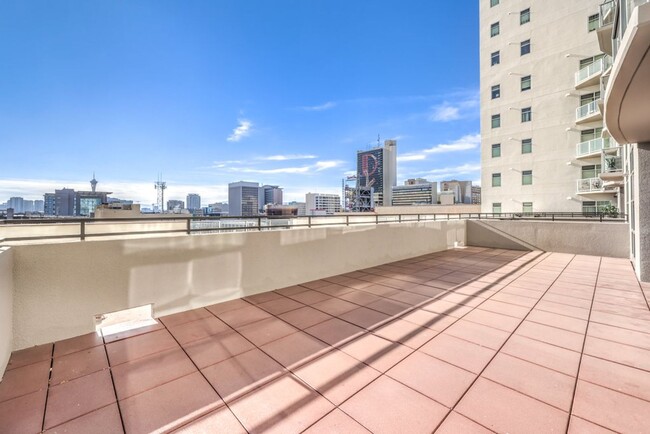 Building Photo - High rise 2 bedroom in Downtown Las Vegas NV.