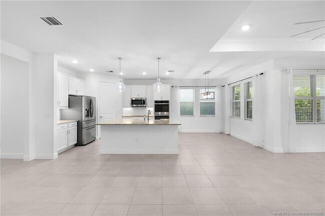 Building Photo - 4914 SW Montclair Dr