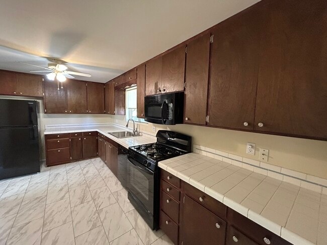 Building Photo - 718 Brassie Dr