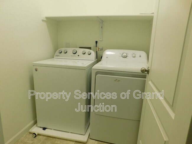 Building Photo - 621 Zenith Ln