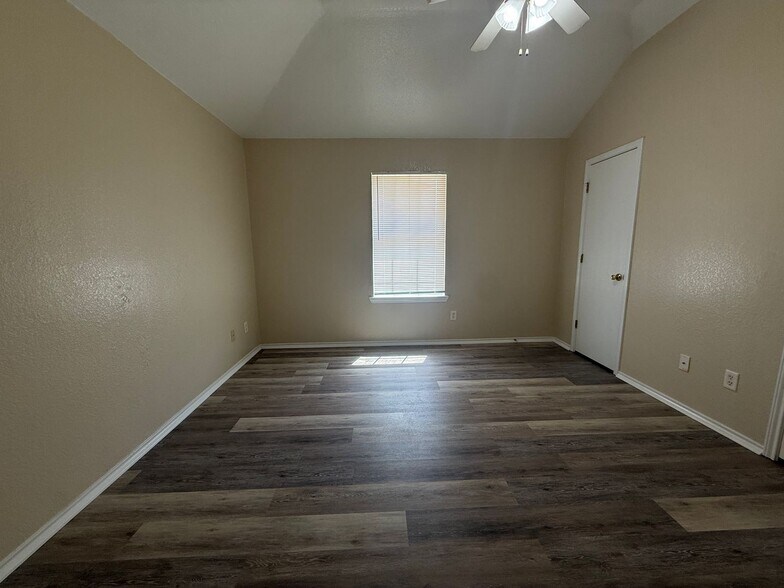 Building Photo - 4000 Doraine Ct