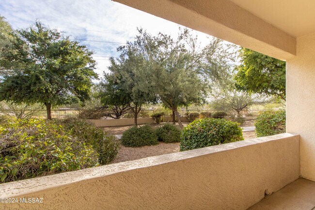 Building Photo - 2550 E River Rd